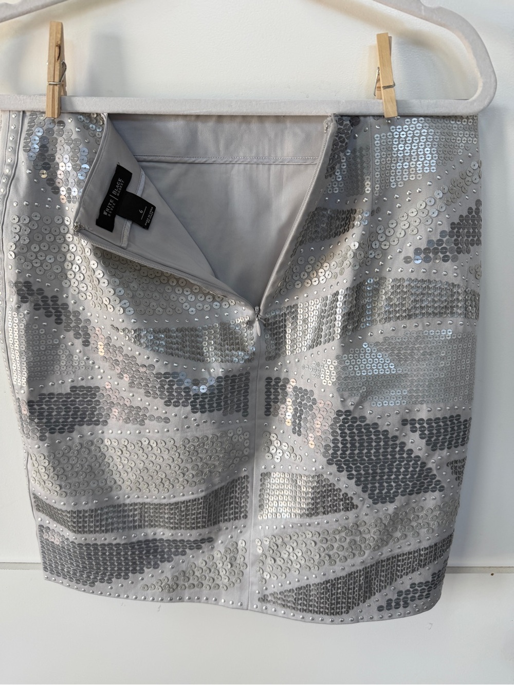 White House Black Market 6 Sequined Silver Mini Skirt - Picture 5 of 10
